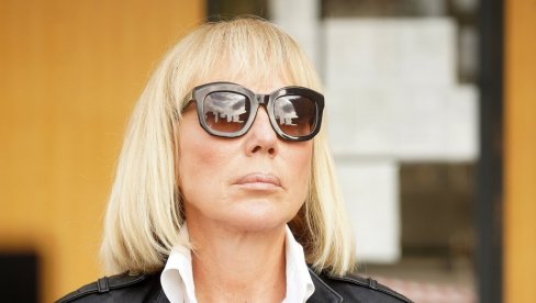 LEPA BRENA I MIROSLAV ILIĆ OČI U OČI: Pet sati davali iskaz, pevačica privukla pažnju izdanjem u kom se pojavila u sudu (VIDEO) LEPA BRENA I MIROSLAV ILIĆ OČI U OČI: Pet sati davali iskaz, pevačica privukla pažnju izdanjem u kom se pojavila u sudu (VIDEO)