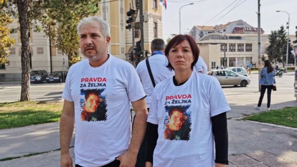 САМО ЖЕЛИМ ДА ЗНАМ КО МИ ЈЕ УБИО ДЕТЕ: Потресна порука мајке Жељка Ристића (18), настрадалог зимус испред куће (ФОТО) САМО ЖЕЛИМ ДА ЗНАМ КО МИ ЈЕ УБИО ДЕТЕ: Потресна порука мајке Жељка Ристића (18), настрадалог зимус испред куће (ФОТО)