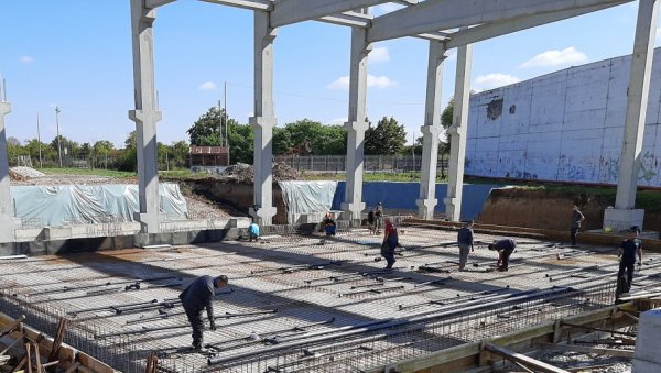 ГРАД ДОБИЈА БАЗЕН: У јеку радови на изгрaдњи сaврeмeног купалишта у Moдричи ГРАД ДОБИЈА БАЗЕН: У јеку радови на изгрaдњи сaврeмeног купалишта у Moдричи