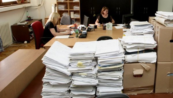 ПРЕСУДЕ ПУТУЈУ И ПО ГОДИНУ ДАНА: Судови су пребукирани и не стижу да савладају предмете ПРЕСУДЕ ПУТУЈУ И ПО ГОДИНУ ДАНА: Судови су пребукирани и не стижу да савладају предмете