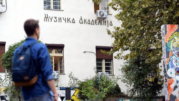 ПУКЛИ ПЛЕНУМИ: Па ви мене баш лепо д*кате - студентска фарса се наставља (ФОТО) ПУКЛИ ПЛЕНУМИ: Па ви мене баш лепо д*кате - студентска фарса се наставља (ФОТО)