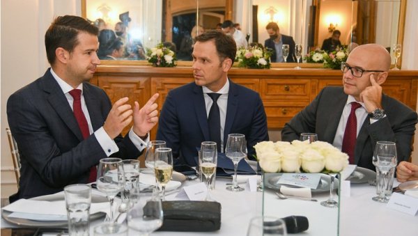 ЗА БОЉУ РЕГИОНАЛНУ САРАДЊУ: Министар Мали на радној вечери у Новом Саду (ФОТО) ЗА БОЉУ РЕГИОНАЛНУ САРАДЊУ: Министар Мали на радној вечери у Новом Саду (ФОТО)