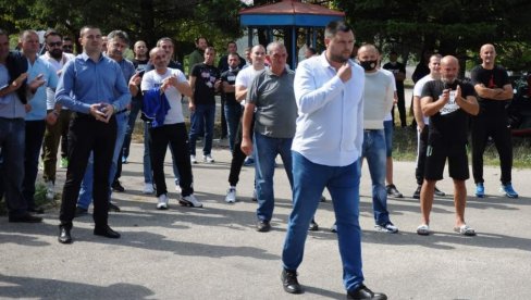 И ГРАДОНАЧЕЛНИК НА УЛИЦИ: Радници никшићке Железаре најавили радикализацију протеста ако држава не помогне И ГРАДОНАЧЕЛНИК НА УЛИЦИ: Радници никшићке Железаре најавили радикализацију протеста ако држава не помогне