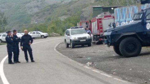ДЕСЕТИ ДАН ПРОТЕСТА СРБА НА СЕВЕРУ КОСМЕТА: Не одустају упркос киши - Позиције непромењене ДЕСЕТИ ДАН ПРОТЕСТА СРБА НА СЕВЕРУ КОСМЕТА: Не одустају упркос киши - Позиције непромењене