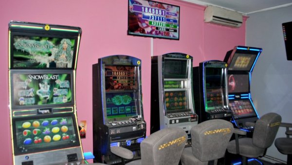 ВЕЛИКА АКЦИЈА ШИРОМ СРБИЈЕ: Пали организатори нелегалних игара на срећу (ФОТО) ВЕЛИКА АКЦИЈА ШИРОМ СРБИЈЕ: Пали организатори нелегалних игара на срећу (ФОТО)
