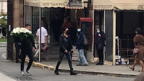 ЦЕЦА СТИГЛА НА НОВО ГРОБЉЕ: Венац белих ружа за Марину, певачица у црнини (ФОТО/ВИДЕО) ЦЕЦА СТИГЛА НА НОВО ГРОБЉЕ: Венац белих ружа за Марину, певачица у црнини (ФОТО/ВИДЕО)