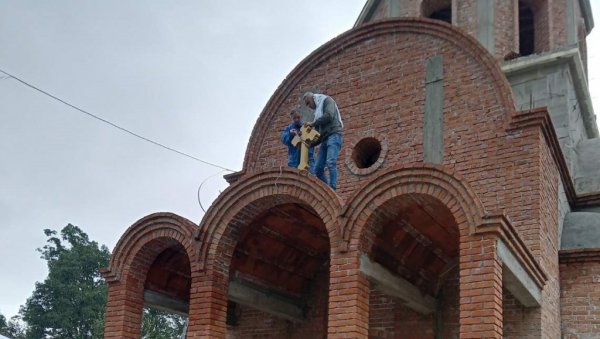 АКЦИЈА ГРАЂАНА И ДОНАТОРА: Постављен крст на цркви у Живици АКЦИЈА ГРАЂАНА И ДОНАТОРА: Постављен крст на цркви у Живици