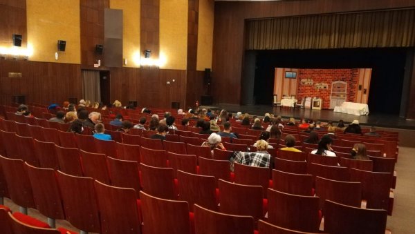 ХУМАНИТАРНА ПРЕДСТАВА: Глумци и грађани помажу Милици ХУМАНИТАРНА ПРЕДСТАВА: Глумци и грађани помажу Милици