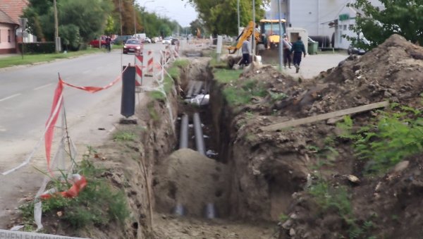 РАДОВИМА НА ТОПЛОВОДНОЈ ОШТЕТЛИ ВОДОВОДНУ МРЕЖУ: Морају да ставе 250 м нових цеви РАДОВИМА НА ТОПЛОВОДНОЈ ОШТЕТЛИ ВОДОВОДНУ МРЕЖУ: Морају да ставе 250 м нових цеви