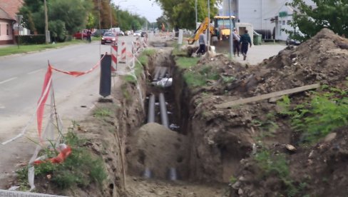 РАДОВИМА НА ТОПЛОВОДНОЈ ОШТЕТЛИ ВОДОВОДНУ МРЕЖУ: Морају да ставе 250 м нових цеви РАДОВИМА НА ТОПЛОВОДНОЈ ОШТЕТЛИ ВОДОВОДНУ МРЕЖУ: Морају да ставе 250 м нових цеви