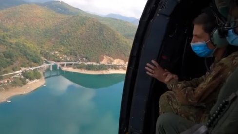ХЕЛИКОПТЕР ИЗНАД ЈАРИЊА: Командант КФОР-а из ваздуха посматра албанске провокације (ВИДЕО) ХЕЛИКОПТЕР ИЗНАД ЈАРИЊА: Командант КФОР-а из ваздуха посматра албанске провокације (ВИДЕО)