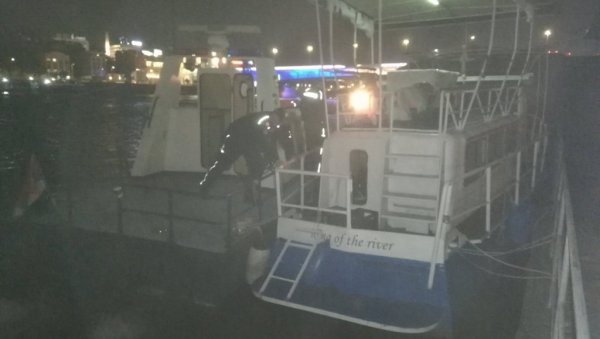 ДРАМА НА РЕЦИ САВИ: Брод са 12 путника због квара био заробљен код Великог ратног острва! (ФОТО) ДРАМА НА РЕЦИ САВИ: Брод са 12 путника због квара био заробљен код Великог ратног острва! (ФОТО)