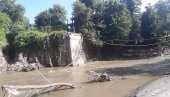 ИЗГРАДЊА МОСТА У ДЕРОВЦУ: 400 људи је било одсечено након што га је однела бујица ИЗГРАДЊА МОСТА У ДЕРОВЦУ: 400 људи је било одсечено након што га је однела бујица
