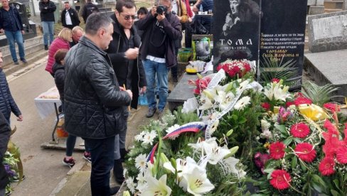 ОДРЖАН ПОМЕН ТОМИ ЗДРАВКОВИЋУ: Удовица, колеге и пријатељи легендарног боема окупили су се на гробљу (ФОТО/ВИДЕО) ОДРЖАН ПОМЕН ТОМИ ЗДРАВКОВИЋУ: Удовица, колеге и пријатељи легендарног боема окупили су се на гробљу (ФОТО/ВИДЕО)
