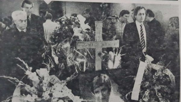 ФОТОГРАФИЈА СА САХРАНЕ ТОМЕ ЗДРАВКОВИЋА: Крст, венци и слика певача - овако је пре 30 година испраћен на вечни починак (ФОТО) ФОТОГРАФИЈА СА САХРАНЕ ТОМЕ ЗДРАВКОВИЋА: Крст, венци и слика певача - овако је пре 30 година испраћен на вечни починак (ФОТО)