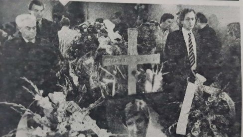 ФОТОГРАФИЈА СА САХРАНЕ ТОМЕ ЗДРАВКОВИЋА: Крст, венци и слика певача - овако је пре 30 година испраћен на вечни починак (ФОТО) ФОТОГРАФИЈА СА САХРАНЕ ТОМЕ ЗДРАВКОВИЋА: Крст, венци и слика певача - овако је пре 30 година испраћен на вечни починак (ФОТО)