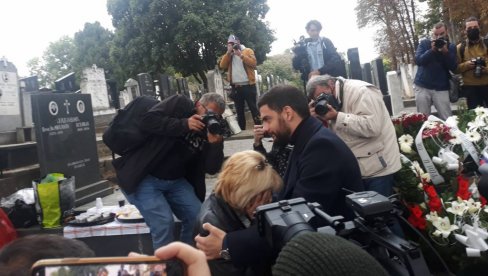 ПОТРЕСНА СЦЕНА НА ПОМЕНУ ЗДРАВКОВИЋУ: Милан Марић загрлио Томину удовицу, а она почела да плаче (ФОТО) ПОТРЕСНА СЦЕНА НА ПОМЕНУ ЗДРАВКОВИЋУ: Милан Марић загрлио Томину удовицу, а она почела да плаче (ФОТО)