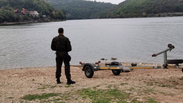 ЂОКИЋЕ ТРАЖЕ И У ЈЕЗЕРУ: Родбина и полиција и даље не знају ништа о судбини нестале трочлане породице из Алексинца ЂОКИЋЕ ТРАЖЕ И У ЈЕЗЕРУ: Родбина и полиција и даље не знају ништа о судбини нестале трочлане породице из Алексинца