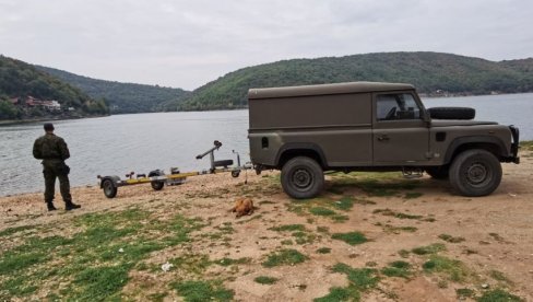 ЖАНДАРМИ ПРЕТРАЖУЈУ БОВАНСКО ЈЕЗЕРО: Трагају за несталом породицом из Алексинца (ФОТО/ВИДЕО) ЖАНДАРМИ ПРЕТРАЖУЈУ БОВАНСКО ЈЕЗЕРО: Трагају за несталом породицом из Алексинца (ФОТО/ВИДЕО)