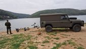 ŽANDARMI PRETRAŽUJU BOVANSKO JEZERO: Tragaju za nestalom porodicom iz Aleksinca (FOTO/VIDEO) ŽANDARMI PRETRAŽUJU BOVANSKO JEZERO: Tragaju za nestalom porodicom iz Aleksinca (FOTO/VIDEO)