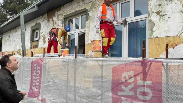 ОБНАВЉАЈУ ФАСАДУ НА ШКОЛИ: Радови на осмолетки у обреновачком насељу Стублине ОБНАВЉАЈУ ФАСАДУ НА ШКОЛИ: Радови на осмолетки у обреновачком насељу Стублине