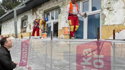 OBNAVLJAJU FASADU NA ŠKOLI: Radovi na osmoletki u obrenovačkom naselju Stubline OBNAVLJAJU FASADU NA ŠKOLI: Radovi na osmoletki u obrenovačkom naselju Stubline