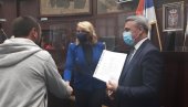 ОСАМ МИЛИОНА ЗА НЕЗАПОСЛЕНЕ: У Чачку додељени уговори за самозапашљавање ОСАМ МИЛИОНА ЗА НЕЗАПОСЛЕНЕ: У Чачку додељени уговори за самозапашљавање