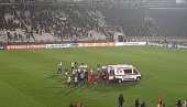 DRAMA U HUMSKOJ: Fudbaler Flore vozilom Hitne pomoći iznet sa terena (FOTO) DRAMA U HUMSKOJ: Fudbaler Flore vozilom Hitne pomoći iznet sa terena (FOTO)