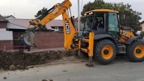ЕКСПРЕСНО РЕШИЛИ ДВЕ ХАВАРИЈЕ: Вода стигла Зренњаницима пре рока ЕКСПРЕСНО РЕШИЛИ ДВЕ ХАВАРИЈЕ: Вода стигла Зренњаницима пре рока