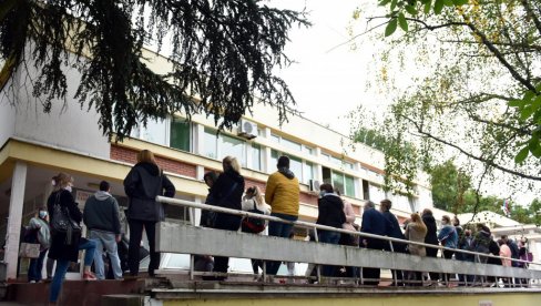 BOLNICE PREPUNE, REDOVI ZA PREGLED: Gotovo svi kreveti u beogradskim klinikama popunjeni, nije lakše ni u ostalim gradovima BOLNICE PREPUNE, REDOVI ZA PREGLED: Gotovo svi kreveti u beogradskim klinikama popunjeni, nije lakše ni u ostalim gradovima