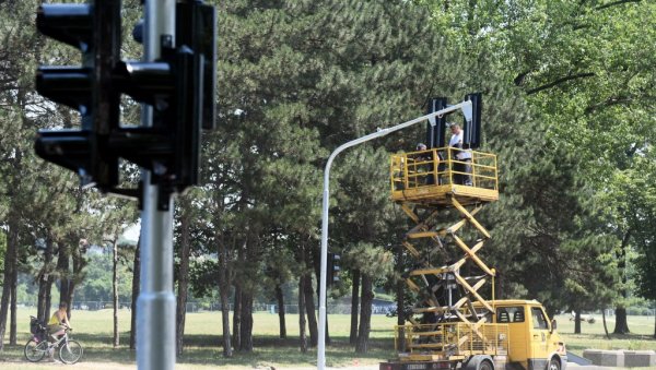 УЗ ДОЗВОЛУ, КАМИОНИ У ЦЕНТРУ: После забране кретања од 7.00 до 19.00, зелено за теретна возила јавних предузећа УЗ ДОЗВОЛУ, КАМИОНИ У ЦЕНТРУ: После забране кретања од 7.00 до 19.00, зелено за теретна возила јавних предузећа