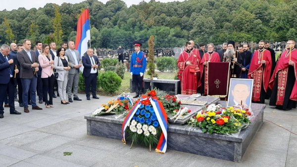 ДЕЛО ГА ЧИНИ БЕСМРТНИМ: Обележено четрнаест година од смрти Милана Јелића, шестог председника РС (ФОТО) ДЕЛО ГА ЧИНИ БЕСМРТНИМ: Обележено четрнаест година од смрти Милана Јелића, шестог председника РС (ФОТО)