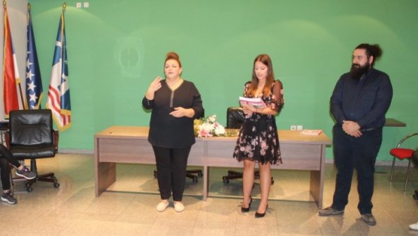 ЗНАКОВНИ ЈЕЗИК И КОД МАТИЧАРА: У Бијељини свечано обележили Међународни дан глувих и наглувих особа ЗНАКОВНИ ЈЕЗИК И КОД МАТИЧАРА: У Бијељини свечано обележили Међународни дан глувих и наглувих особа