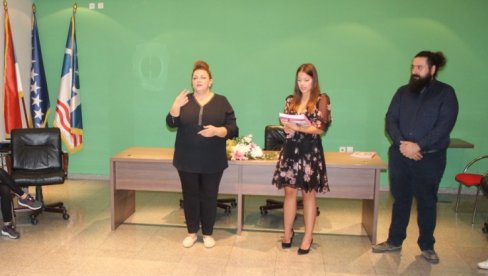 ЗНАКОВНИ ЈЕЗИК И КОД МАТИЧАРА: У Бијељини свечано обележили Међународни дан глувих и наглувих особа ЗНАКОВНИ ЈЕЗИК И КОД МАТИЧАРА: У Бијељини свечано обележили Међународни дан глувих и наглувих особа