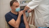 GRADONAČELNIK POZVAO SUGRAĐANE: Simo Salapura primio treću dozu vakcine (FOTO)