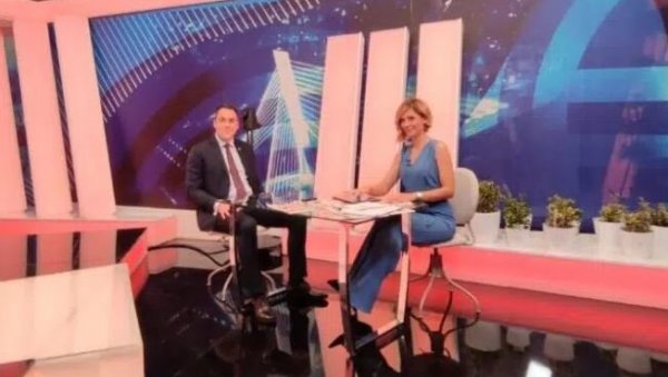 МИЛО НА СРБЕ МЕДИЈСКОМ ХАЈКОМ: У Црној Гори нова антисрпска кампања у којој се нашим сународницима прети гашењем слободе медија МИЛО НА СРБЕ МЕДИЈСКОМ ХАЈКОМ: У Црној Гори нова антисрпска кампања у којој се нашим сународницима прети гашењем слободе медија