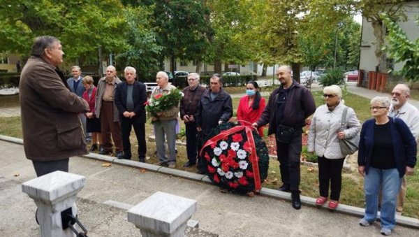 ВЕНЦИ НА СПОМЕНИК ЦРВЕНОАРМЕЈАЦА: У Белој Цркви обележен дан ослобођења у Другом светском рату ВЕНЦИ НА СПОМЕНИК ЦРВЕНОАРМЕЈАЦА: У Белој Цркви обележен дан ослобођења у Другом светском рату