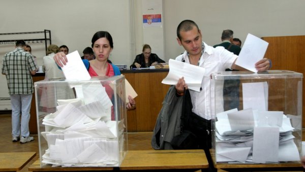 ПРЕДЛОЖИЛИ НЕНАПАДАЊЕ, ПА СЕ ПОСВАЂАЛИ: Странке дела опозиције представиле две платформе за изборе, спор око стратегије у главном граду ПРЕДЛОЖИЛИ НЕНАПАДАЊЕ, ПА СЕ ПОСВАЂАЛИ: Странке дела опозиције представиле две платформе за изборе, спор око стратегије у главном граду