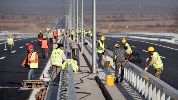 ДОШЛИ СА ХИМАЛАЈА ДА ПРАВЕ КВАКЕ: Све више домаћих компанија тврди да су принуђени да ангажују стране држављане ДОШЛИ СА ХИМАЛАЈА ДА ПРАВЕ КВАКЕ: Све више домаћих компанија тврди да су принуђени да ангажују стране држављане