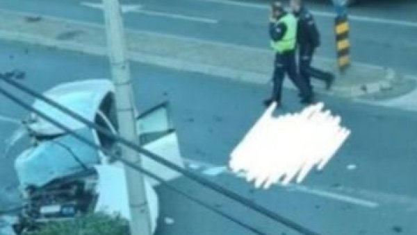 ПРВА ФОТОГРАФИЈА САОБРАЋАЈКЕ У УСТАНИЧКОЈ: Две особе погинуле, једна тешко рањена ПРВА ФОТОГРАФИЈА САОБРАЋАЈКЕ У УСТАНИЧКОЈ: Две особе погинуле, једна тешко рањена