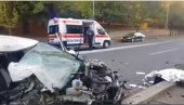 JEZIV PRIZOR U USTANIČKOJ: Muškarac i žena ispali iz vozila, auto potpuno smrskan (FOTO) JEZIV PRIZOR U USTANIČKOJ: Muškarac i žena ispali iz vozila, auto potpuno smrskan (FOTO)