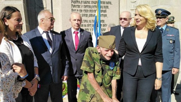 ЈУНАЦИМА ПОНЕО ОТАЏБИНСКУ ЉУБАВ: Велика част за Сретена Хаџи Цветојевића из Љубовије ЈУНАЦИМА ПОНЕО ОТАЏБИНСКУ ЉУБАВ: Велика част за Сретена Хаџи Цветојевића из Љубовије