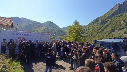 СРБИЈА, СРБИЈА СЕ ОРИ НА ЈАРИЊУ: Срби испратили припаднике Росу (ВИДЕО) СРБИЈА, СРБИЈА СЕ ОРИ НА ЈАРИЊУ: Срби испратили припаднике Росу (ВИДЕО)