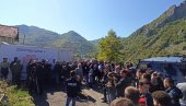 СРБИЈА, СРБИЈА СЕ ОРИ НА ЈАРИЊУ: Срби испратили припаднике Росу (ВИДЕО) СРБИЈА, СРБИЈА СЕ ОРИ НА ЈАРИЊУ: Срби испратили припаднике Росу (ВИДЕО)