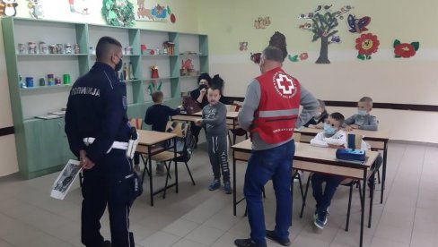 ДА ДЕЦА БУДУ БЕЗБЕДНА У САОБРАЋАЈУ: Едукативна акција у Житишту ДА ДЕЦА БУДУ БЕЗБЕДНА У САОБРАЋАЈУ: Едукативна акција у Житишту