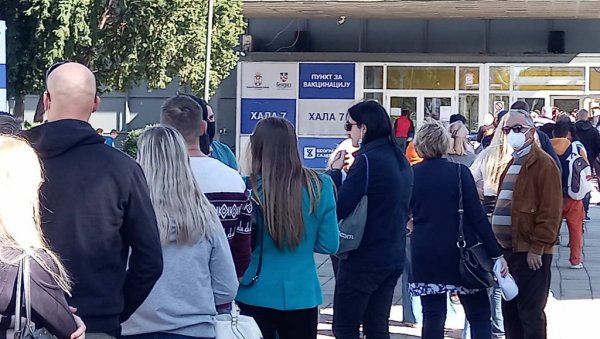 ОПЕТ РЕД ЗА ВАКЦИНЕ: На Сајму грађани чекају да приме дозу ОПЕТ РЕД ЗА ВАКЦИНЕ: На Сајму грађани чекају да приме дозу