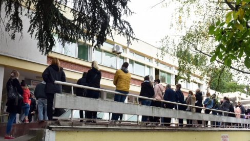 ЗАШТО ЉУДИ ОД ВАКЦИНЕ ЈОШ СТРАХУЈУ ВИШЕ НЕГО ОД КОРОНЕ? Новости са грађанима пред ковид-амбулантама и на највећим пункту за имунизацију ЗАШТО ЉУДИ ОД ВАКЦИНЕ ЈОШ СТРАХУЈУ ВИШЕ НЕГО ОД КОРОНЕ? Новости са грађанима пред ковид-амбулантама и на највећим пункту за имунизацију