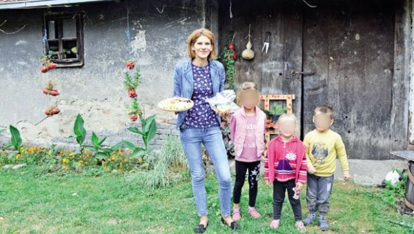 У КАЧКАВАЉУ СРЕМУШ, СУВЕ ШЉИВЕ И ГРОЖЂЕ: Сиреви газдинства Павловић из Рековца прави су хит У КАЧКАВАЉУ СРЕМУШ, СУВЕ ШЉИВЕ И ГРОЖЂЕ: Сиреви газдинства Павловић из Рековца прави су хит