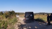 ТУГА НА МЕСТУ ПОТРАГЕ: Погребно возило стигло по тела породице Ђокић (ВИДЕО) ТУГА НА МЕСТУ ПОТРАГЕ: Погребно возило стигло по тела породице Ђокић (ВИДЕО)