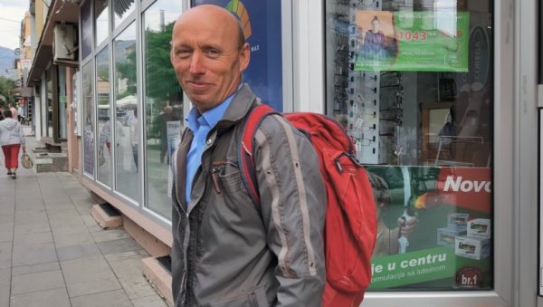 КЊИЖАРА УСРЕД РАНЦА: Врањанац дуже од деценије продаје књиге од врата до врата КЊИЖАРА УСРЕД РАНЦА: Врањанац дуже од деценије продаје књиге од врата до врата